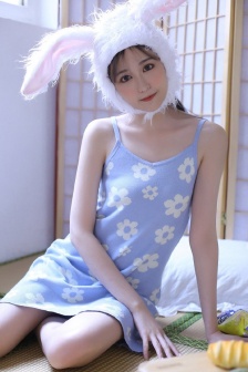紧身裤翘臀美女